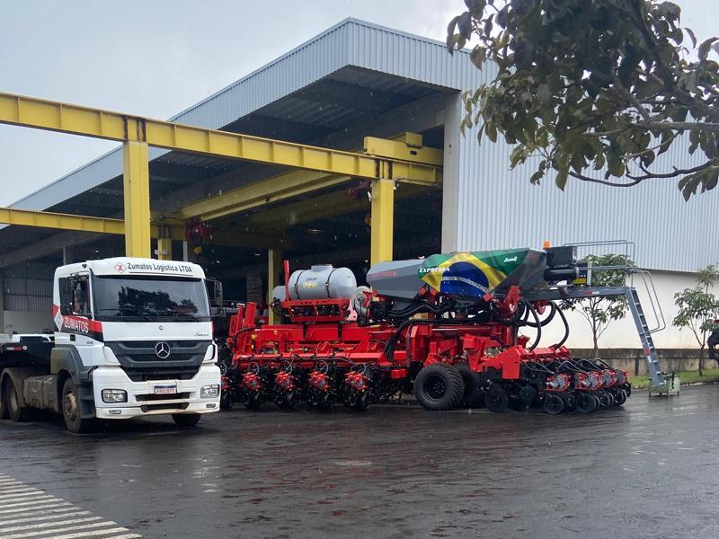 Zumatos em operação — carregamento de máquina agrícola